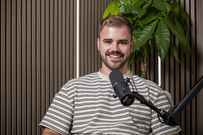 Podcaststudio Wuppertal Blick auf Akustikwand und Arbeitsplatz
